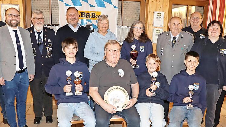 Die Gewinner der einzelnen Kategorien mit (v. l.) Kreisschie&szlig;leiter Bernd H&ouml;ppel , stellvertretendem Kreisvorsitzenden Sebastian M&uuml;ller, stellvertretendem Schie&szlig;leiter (SK Weismain) Hans Bunzelt , Weismains Zweitem B&uuml;rgermeister Matthias M&uuml;ller (V...