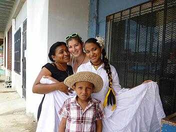 Paulina Winter (hinten) mit ihrer Gastmutter Zuelen (30), Gastschwester Chanel (13) und Gastbruder Pelon (8). Das Foto wurde bei einem Marsch (Desfile) am 3. November, dem Nationalfeiertag in Panama, gemacht. Foto: Privat