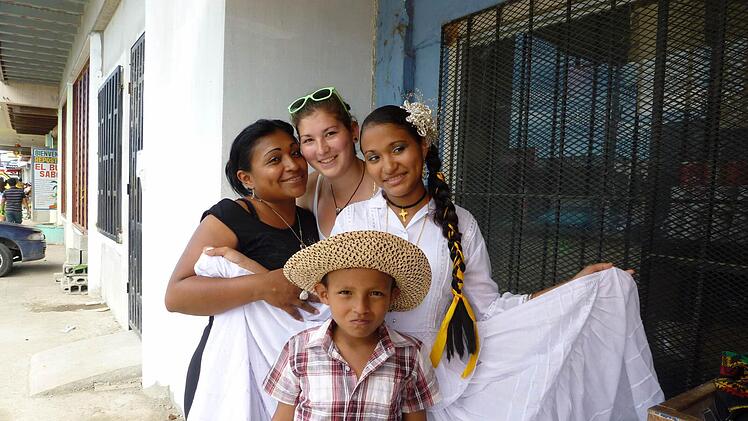 Paulina Winter (hinten) mit ihrer Gastmutter Zuelen (30), Gastschwester Chanel (13) und Gastbruder Pelon (8). Das Foto wurde bei einem Marsch (Desfile) am 3. November, dem Nationalfeiertag in Panama, gemacht. Foto: Privat