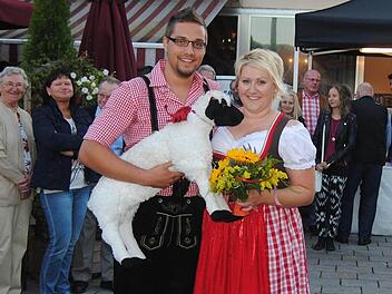 Stefan Schubert und Kathrin Puff hatten den Blumenstrauß zum richtigen Augenblick in den Händen. Fotos: Vogler