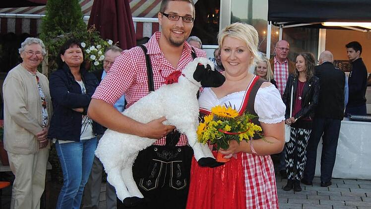Stefan Schubert und Kathrin Puff hatten den Blumenstrauß zum richtigen Augenblick in den Händen. Fotos: Vogler