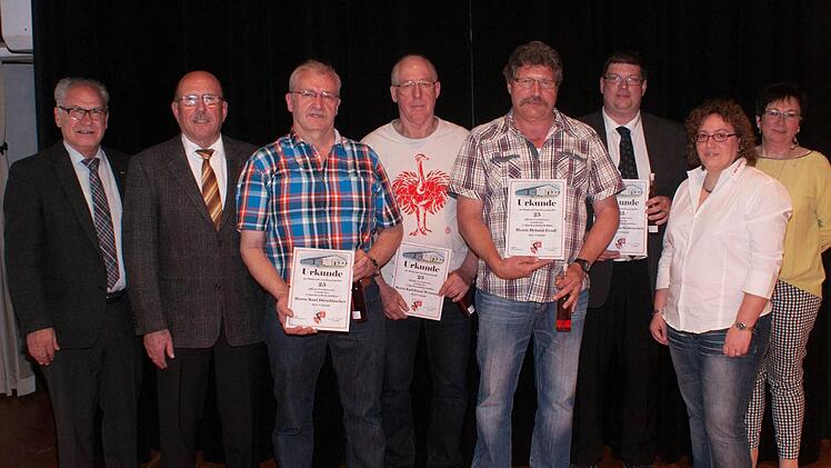 F&uuml;r 25 Jahre im Skk wurden Karl Dirschbacher, Karl-Franz Weinmann, Helmut Geu&szlig; und Thomas Stubenrauch von den Vorsitzenden Sabine Bopp und Claudia Gl&uuml;ckert geehrt, es gratulierten Rudi Eck und Werner Hahn.