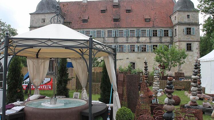 Am vergangenen Wochenende verwandelte sich der Park des Wasserschlosses Mitwitz beim 5. Fränkischen Gartenfest in ein Blütenmeer und Gartenparadies. Foto : Herbert Fischer