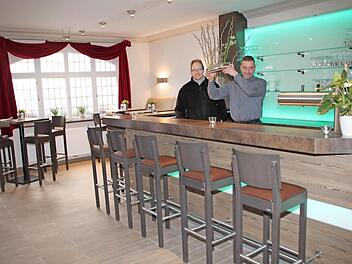 Eigentümer Michael Schaub und Betriebsleiter Jochen Hierold (rechts) testen schon einmal die Funktionalität des neuen Barthekenbereichs.