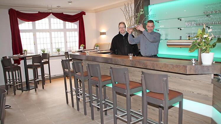Eigentümer Michael Schaub und Betriebsleiter Jochen Hierold (rechts) testen schon einmal die Funktionalität des neuen Barthekenbereichs.