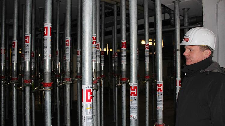 In der Tiefgarage stützt ein Wald voller Streben die Decke. Foto: Mäuser