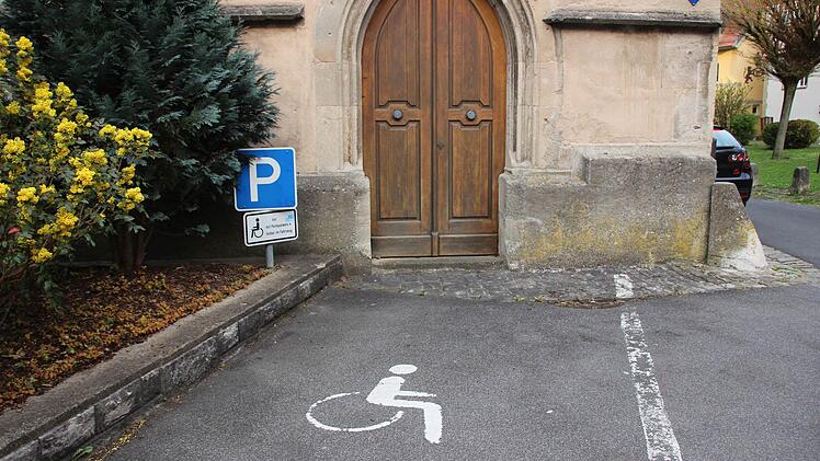 Behindertenparkplatz an der Stadtpfarrkirche Münnerstadt. Foto: Heike Beudert