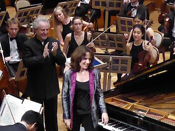 Hélène Grimaud und Manfred Honeck nach dem Brahms-Konzert  Foto: Ahnert