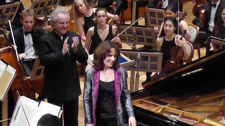 Hélène Grimaud und Manfred Honeck nach dem Brahms-Konzert  Foto: Ahnert