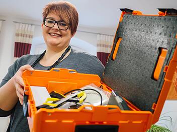 Fünf orangefarbene Musterkoffer hat sich der Kronacher Caritas-Verband angeschafft. Den Inhalt stellt die zertifizierte Wohnberaterin Janet Januszewski auf Basis eines Vorgesprächs dann individuell zusammen... Foto: Marian Hamacher