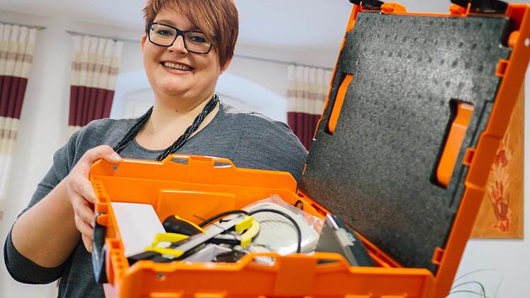 Fünf orangefarbene Musterkoffer hat sich der Kronacher Caritas-Verband angeschafft. Den Inhalt stellt die zertifizierte Wohnberaterin Janet Januszewski auf Basis eines Vorgesprächs dann individuell zusammen... Foto: Marian Hamacher