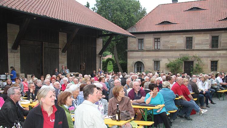 Andächtig lauschten die Besucher den Chordarbietungen.