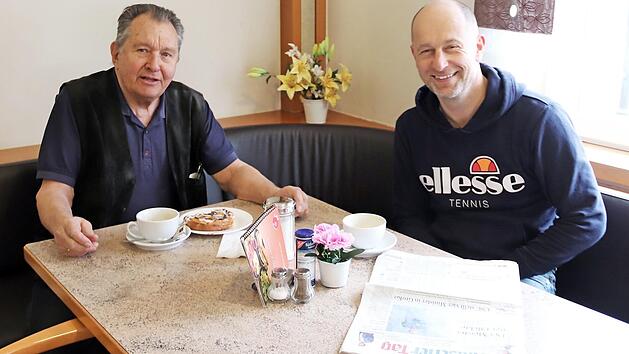 Ludwig Straub (l.) und Christian Funk nutzen ihre Wartezeit f&uuml;r ein P&auml;uschen im Caf&eacute; der Laufer M&uuml;hle. Foto: Johanna Blum