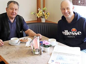 Ludwig Straub (l.) und Christian Funk nutzen ihre Wartezeit für ein Päuschen im Café der Laufer Mühle. Foto: Johanna Blum