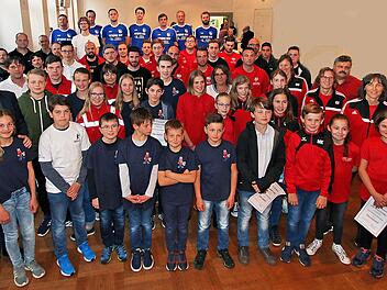 Fast 100 Sportlerinnen und Sportler aus sechs Vereinen bekamen bei der  Sportlerehrung in der Alten Aula von Münnerstadt von Bürgermeister Helmut Blank (links) Ehrenurkunden.Dieter Britz