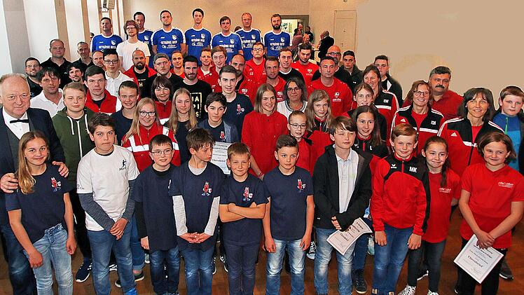 Fast 100 Sportlerinnen und Sportler aus sechs Vereinen bekamen bei der  Sportlerehrung in der Alten Aula von Münnerstadt von Bürgermeister Helmut Blank (links) Ehrenurkunden.Dieter Britz