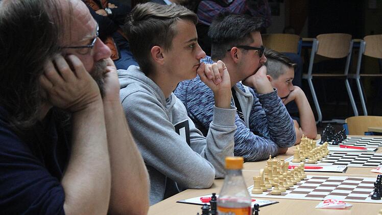 Warten auf den ersten Zug - Schnappschuss entlang einer Tischreihe. Foto: Markus Häggberg