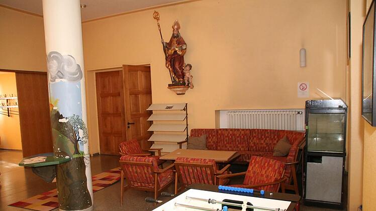 Der Eingangsbereich des Jugendhauses: Lediglich der Kicker wurde versetzt und das Aquarium ist leer. Ansonsten ist alles wie früher. Foto: Thomas Malz