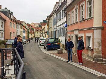 Die Sutten-Bewohner Rosi und Michael Vogel (von rechts) und Julia und Gregor Linz hätten sich gewünscht, dass die Straße nach Abschluss der Bauarbeiten für den Durchgangsverkehr gesperrt bleibt. Foto: Stefan Fößel