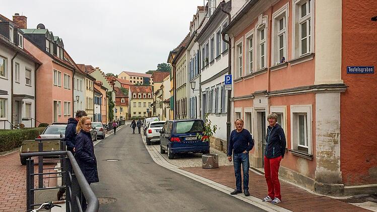 Die Sutten-Bewohner Rosi und Michael Vogel (von rechts) und Julia und Gregor Linz hätten sich gewünscht, dass die Straße nach Abschluss der Bauarbeiten für den Durchgangsverkehr gesperrt bleibt. Foto: Stefan Fößel