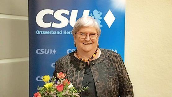 Nur für das Foto legte die neue Vorsitzende Ruthild Schrepfer kurz die Maske ab.