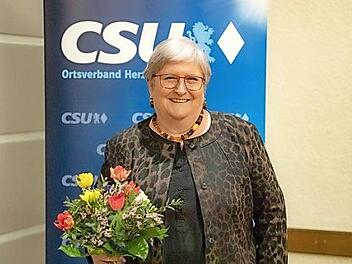 Nur f&uuml;r das Foto legte die neue Vorsitzende Ruthild Schrepfer kurz die Maske ab.