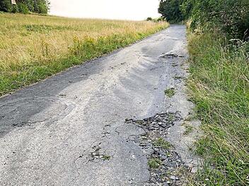 Die starken Niederschläge der vergangenen Tage haben die Straße von Wolfersgrün in die Langenau stark in Mitleidenschaft genommen. Hier muss der Stadtrat Wallenfels eine Lösung finden.