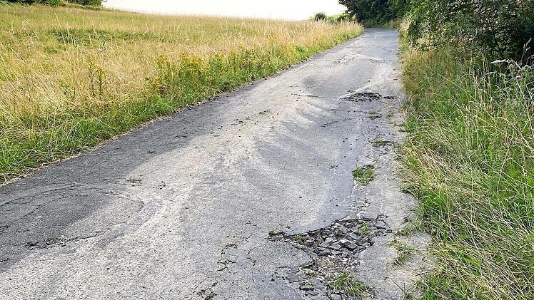 Die starken Niederschläge der vergangenen Tage haben die Straße von Wolfersgrün in die Langenau stark in Mitleidenschaft genommen. Hier muss der Stadtrat Wallenfels eine Lösung finden.