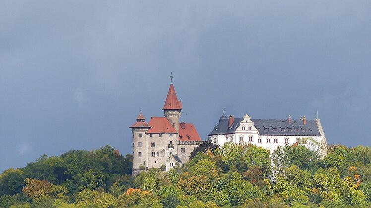 Die Veste Heldburg wirkt wie ein Märchenschloss und lädt die Besucher auf eine spannende Zeitreise ein.