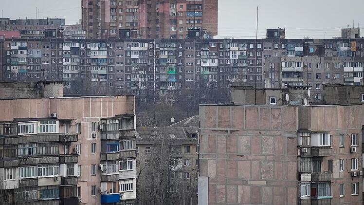Blick auf eine Wohnsiedlung in der Stadt Mariupol. 17 große Wohnhäuser sind, wie die Stadtverwaltung gestern mitgeteilt hat, bis am späten Donnerstagabend bei russischen Angriffen teils schwer beschädigt worden.