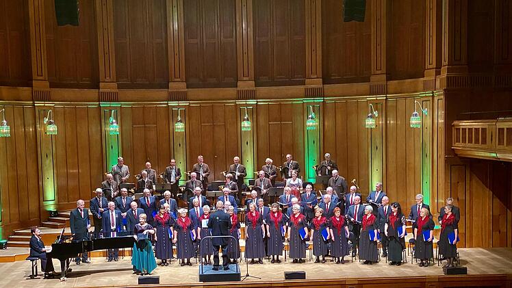 Der Gesangverein Garitz bot im Max-Littmann-Saal "Romantische deutsche Volkslieder für Gemischten Chor und Bläserensemble" dar. Foto: Gerhild Ahnert