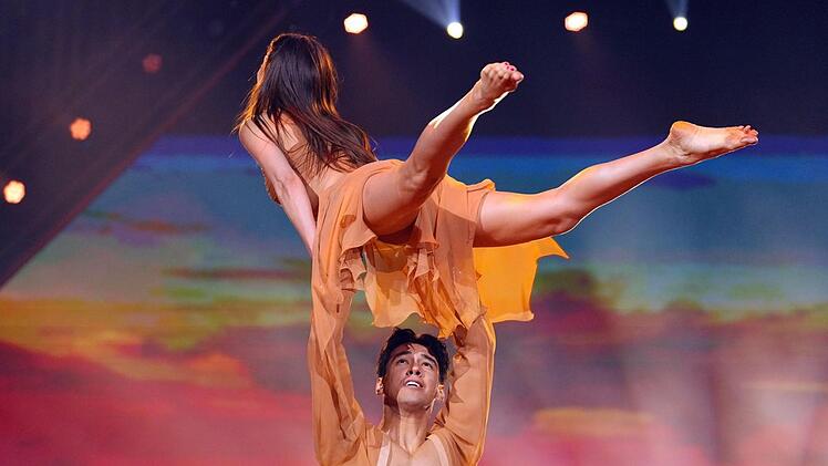 Wie einst Patrick Swayze und Jennifer Grey: Diego Pooth und Ekaterina Leonova bauten in ihren Contemporary die legendäre Hebefigur aus "Dirty Dancing" ein.