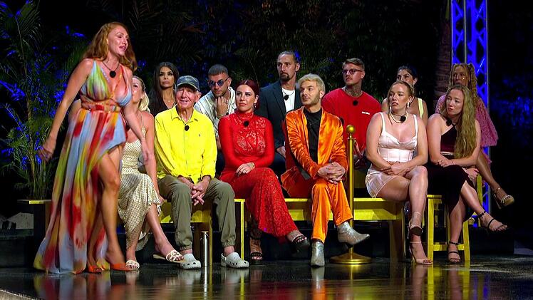 Georgina (links) f&uuml;hlt sich ungerecht behandelt und st&uuml;rmt davon.