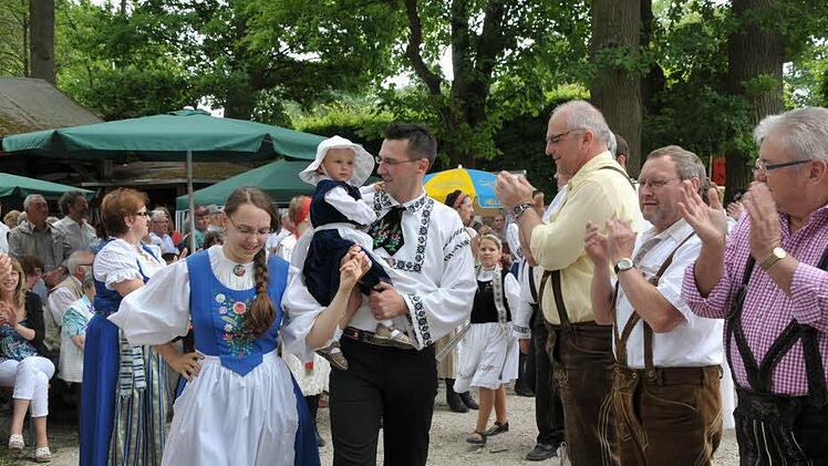 Die 18 Monate alte Katja Sofie Roth beim Einzug auf den Armen ihres Vaters Ton