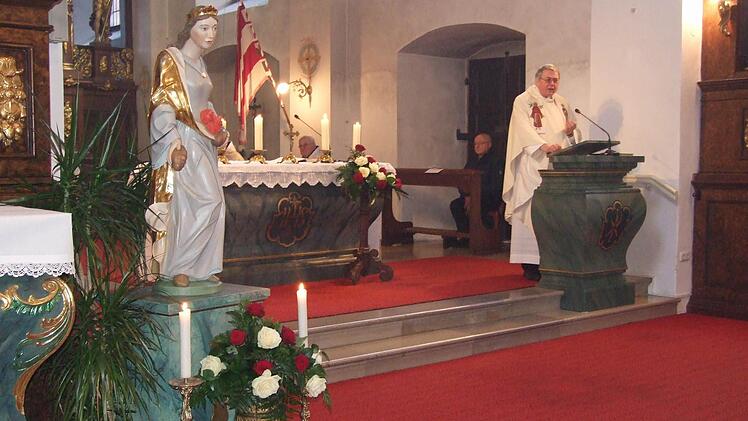 Die Klosterkirche des Kreuzbergs ist um eine Heiligenfigur reicher. Die Heilige Elisabeth wird künftig die Kirche schmücken.