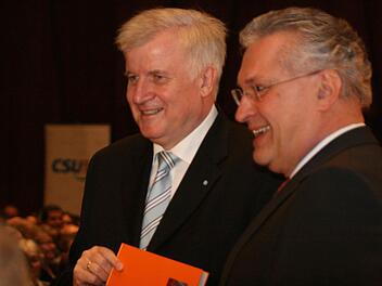 In der Heimatstadt von Innenminister Joachim Herrmann (r.) bezeichnete Horst Seehofer diesen als "kompetent und hilfreich". Fotos: Dorothea Weiler
