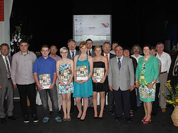 Diese Schüler erreichten den mittleren Bildungsabschluss mit einer eins vor dem Komma. Im Bild (ab Dritter von links): Florian Müller, Lars Großmann, Verena Krautwurst, Stefanie Wachter, Annamarie Jungkunz. Mit im Bild sind die Ehrengäste. Foto: Veronika Schadeck