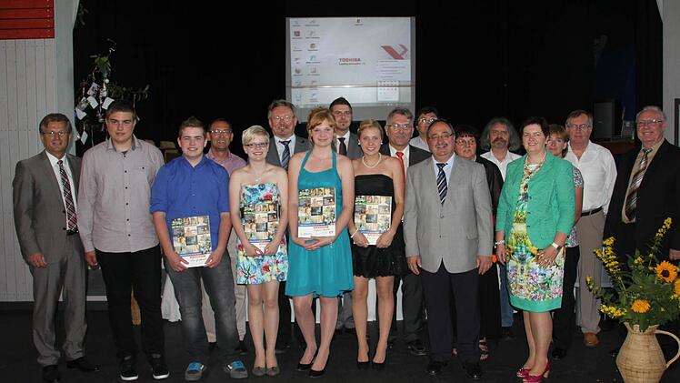 Diese Schüler erreichten den mittleren Bildungsabschluss mit einer eins vor dem Komma. Im Bild (ab Dritter von links): Florian Müller, Lars Großmann, Verena Krautwurst, Stefanie Wachter, Annamarie Jungkunz. Mit im Bild sind die Ehrengäste. Foto: Veronika Schadeck