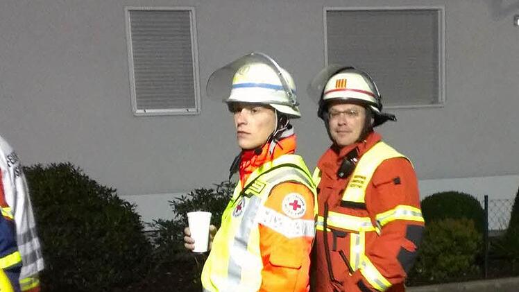 Tobias Eismann und Kreisbrandrat Timm Vogler (rechts) beim Brand der Fa. Hosen Meyer in Mistelfeld Foto: BRK