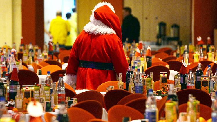Mancher Weihnachtsmann wirkt in diesen Tagen etwas überfordert - was man vom Christkind nicht behaupten kann. Foto: dpa
