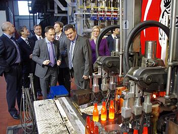 An den Glasautomaten (von links): Peter Ebertsch, Gerhard Wunder, Bernd Hörauf, Oliver Wiegand, Klaus Löffler, Josef Pschierer und Angela Wiegand  Foto: Peter Fiedler