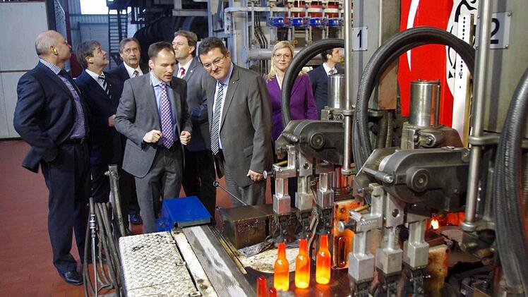 An den Glasautomaten (von links): Peter Ebertsch, Gerhard Wunder, Bernd Hörauf, Oliver Wiegand, Klaus Löffler, Josef Pschierer und Angela Wiegand  Foto: Peter Fiedler