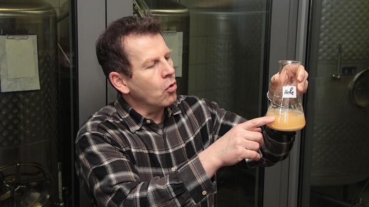 Die Wirkung von Hefe fürs Bier erklärte Braumeister Robert Boser. Foto: Jürgen Gärtner