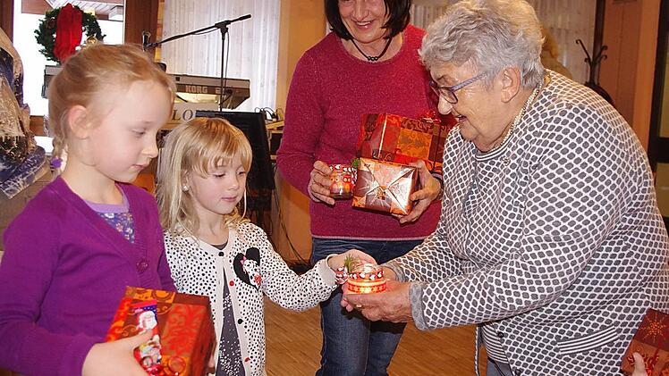 Mylene (Zweite von links) und weitere Vorschulkinder des katholischen integrativen Montessori-Kindergartens Dörfles übereichten Seniorenbetreuerin Rita Wittmann ein Licht. Foto: Heike Schülein