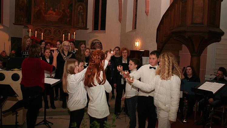 Chor der Mittelschule Mühlhausen mit den Lichtträgern Foto: Evi Seeger