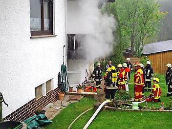 Qualm dringt aus dem Haus. Die Tettauer Feuerwehr hat den Brand aber schnell im Griff. Foto: Feuerwehr Tettau