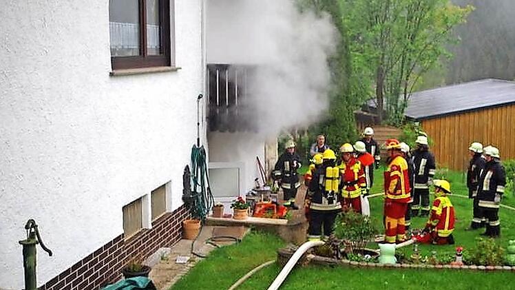 Qualm dringt aus dem Haus. Die Tettauer Feuerwehr hat den Brand aber schnell im Griff. Foto: Feuerwehr Tettau