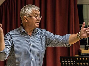 Dirigent Norbert Luche probt mit dem Musizierkreis Neustadt für das Neujahrskonzert, das am 14. Januar in der Mehrzweckhalle Heubischer Straße stattfindet.Foto: Jochen Berger