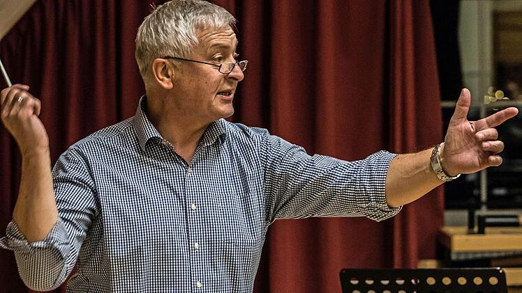 Dirigent Norbert Luche probt mit dem Musizierkreis Neustadt für das Neujahrskonzert, das am 14. Januar in der Mehrzweckhalle Heubischer Straße stattfindet.Foto: Jochen Berger