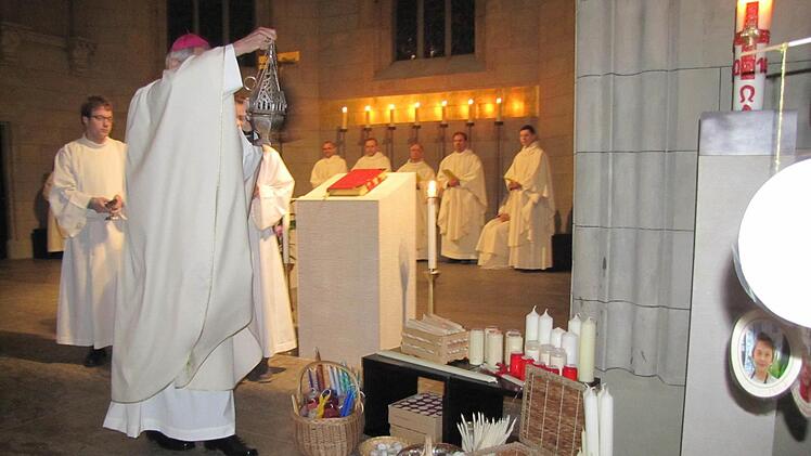Zu Beginn der Messe am Fest Maria Lichtmess weihte Erzbischof Ludwig Schick die Kerzen, die in den nächsten Monaten in den liturgischen Gebrauch genommen werden. Foto: Martin Koch